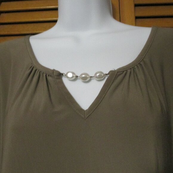 Sami & Jo tan top, feminine, stretchy, pearl neckline, 3/4 sleeves size 3x - Picture 4 of 8